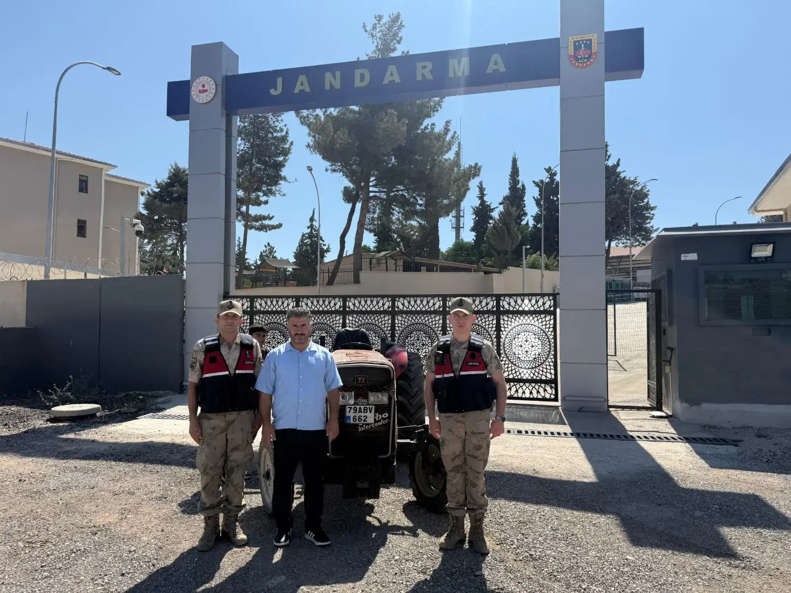 Kilis’te çalınan traktör jandarma tarafından bulunarak sahibine teslim edildi